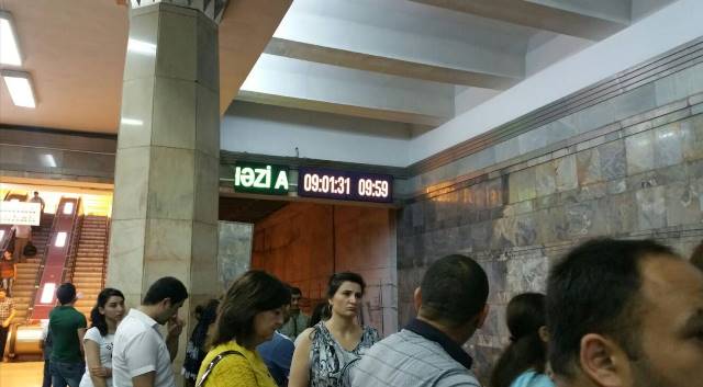 Metroda basabas: Qatar yenə gecikdi (FOTO)